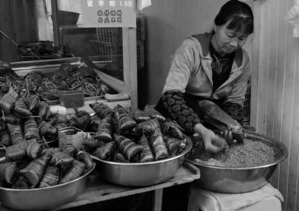 One of the various ladies (and men) making sticky rice dumplings 粽子(Zòngzi) or Bak Chang as Singaporeans would know it.